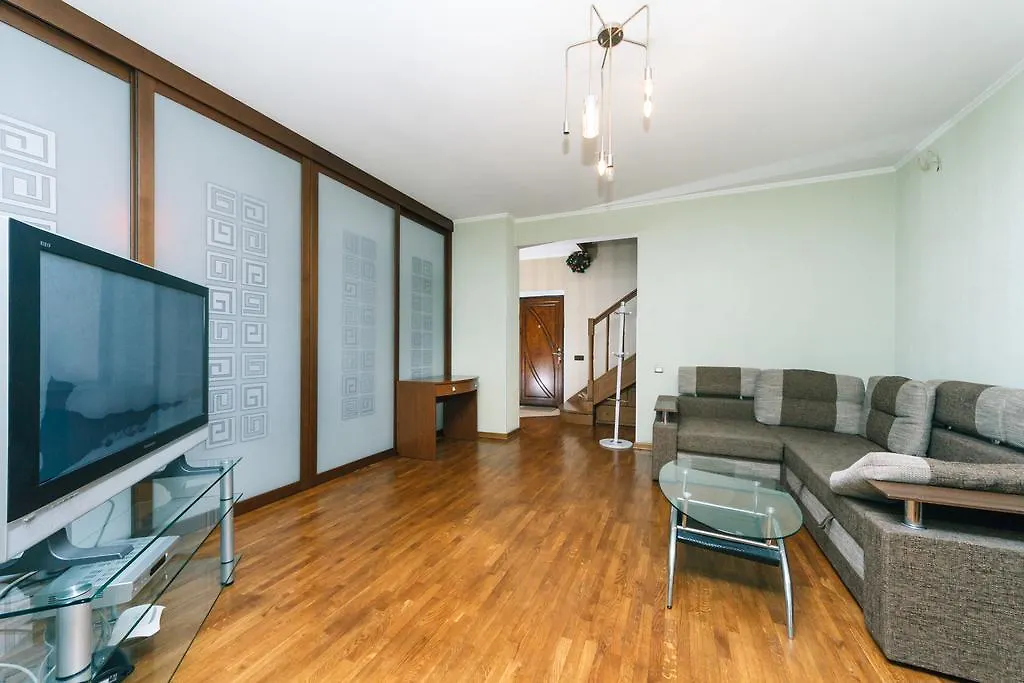 Two-Storey Apartment Near Iec 基輔
